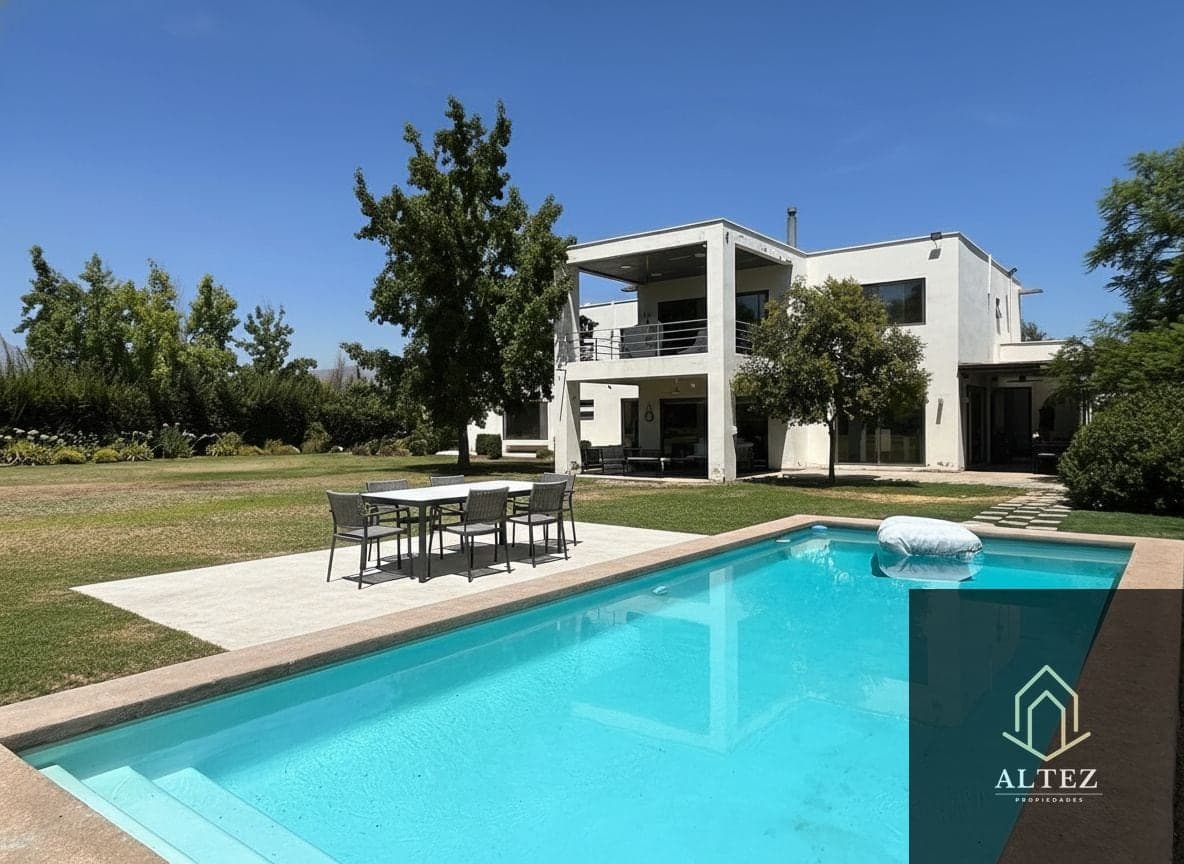 Moderna Y Acogedora Residencia En Chicureo En Venta.