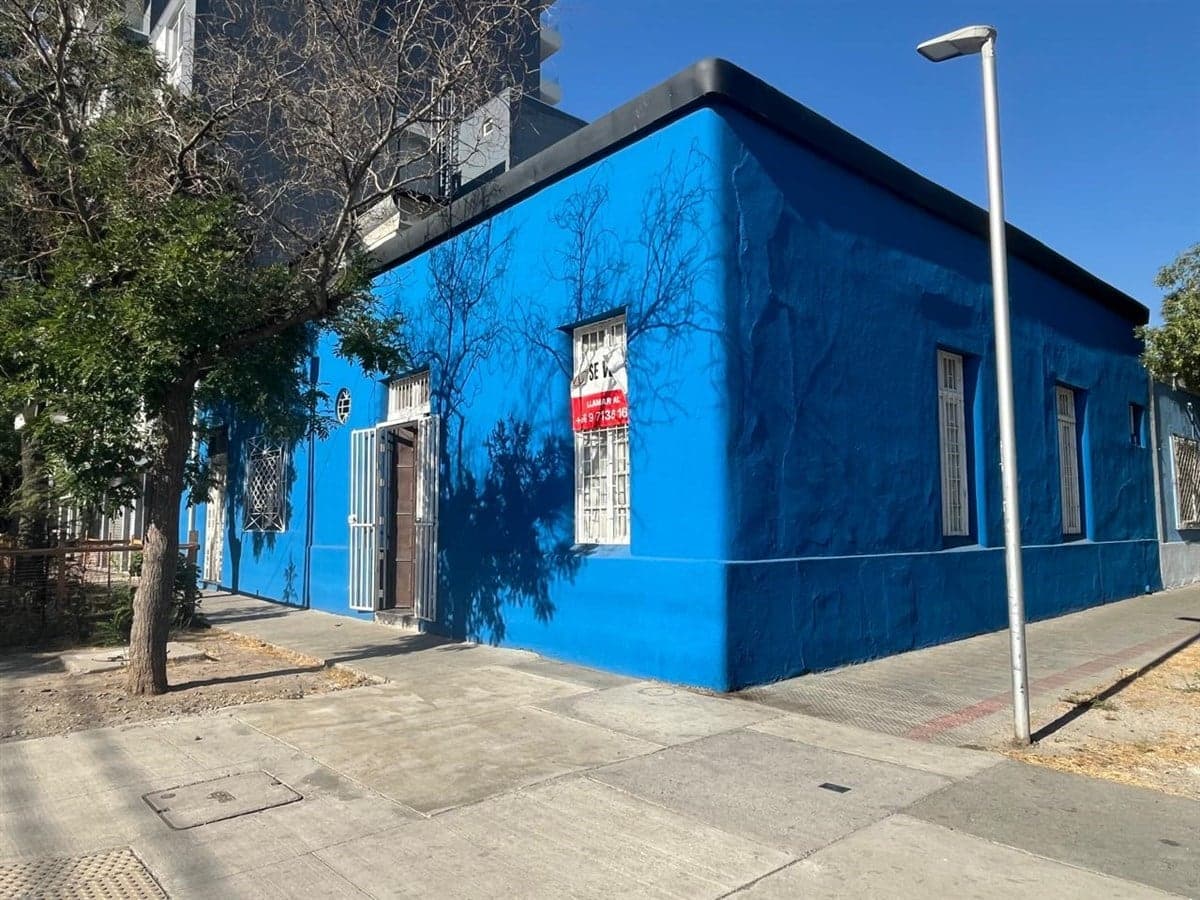 Casa En Esquina En Santiago Centro – Excelente Ubicación